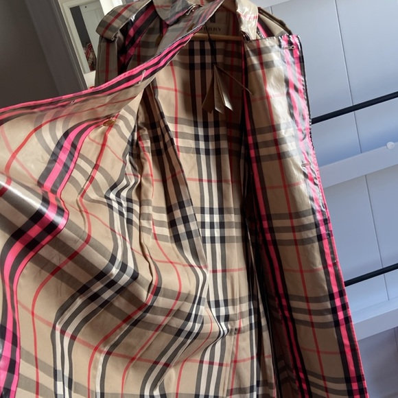 Burberry Runway laminated trench coat. US 4 - Picture 14 of 17